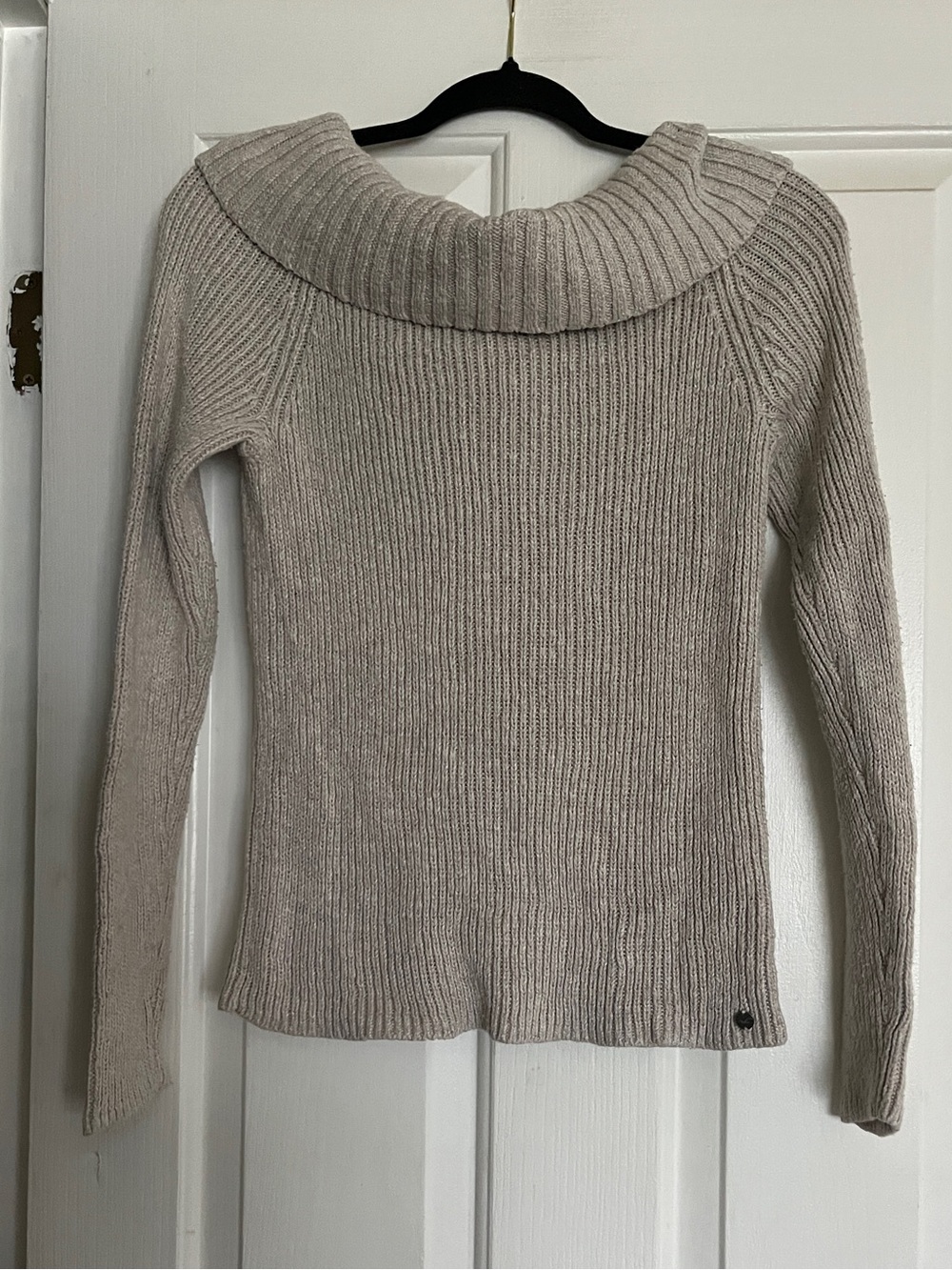 Hollister Ribbed off the shoulders Sweater size large #cozy #knitwear
